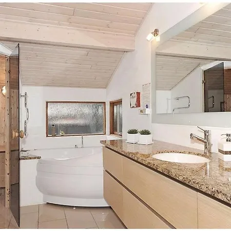 Luksus Sommerhus Beliggende I 9300 *